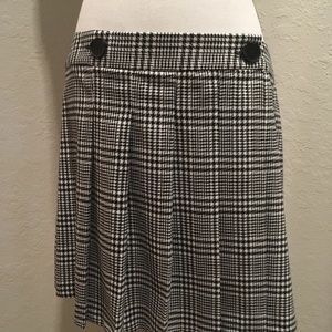Pleated houndstooth plaid skirt
